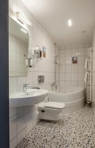 Ванна кімната в Hotel H12****