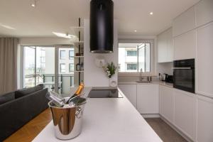 cocina con armarios blancos y encimera en Maya's Flats & Resorts 46 - NEW PANORAMA VIEW Walowa Str, en Gdansk