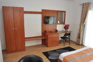 TV a/nebo společenská místnost v ubytování Hôtel Sky blue Mada