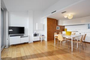 cocina y comedor con mesa y sillas en Canvas Apartments&Lofts, en Cadaqués