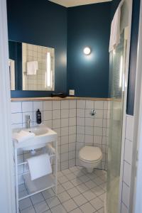 y baño con lavabo y aseo. en ibis Styles Deauville Villers Plage, en Villers-sur-Mer