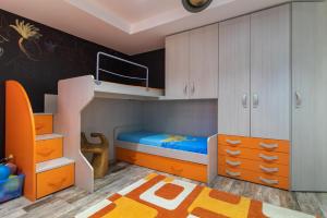Casa di Noi في فيتوريا: غرفة نوم للأطفال مع سرير بطابقين والدرج