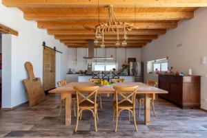 Casa di Noi في فيتوريا: مطبخ وغرفة طعام مع طاولة وكراسي خشبية