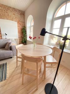 a living room with a table and chairs at Traukinių namai #2 in Švenčionėliai