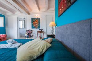 1 dormitorio con paredes azules y 1 cama con almohadas en Casale dei Cactus, en Noto 20 fotos más