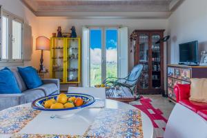 een woonkamer met een fruitschaal op een tafel bij Casale dei Cactus in Noto
