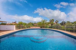 una piscina en un patio con una valla en Casale dei Cactus, en Noto