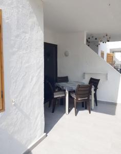 une table et des chaises dans une pièce avec un escalier dans l'établissement Happy Arimar Apartments Puerto Rico, à Mogán