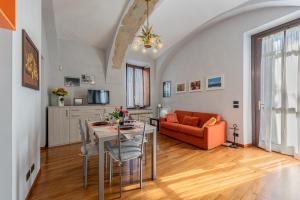 een woonkamer met een tafel en een bank bij L'Antico Cedro Apartment in Alba +14 foto's
