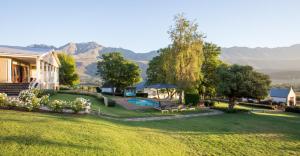 una casa con un patio con piscina en Swartberg Country Manor, en Matjiesrivier