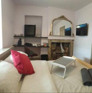 Turner - En-suite Room in Canalside Guesthouse في بيرنلي: غرفة معيشة مع أريكة ومرآة