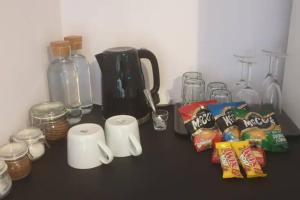 Facilități de preparat ceai și cafea la Turner - En-suite Room in Canalside Guesthouse