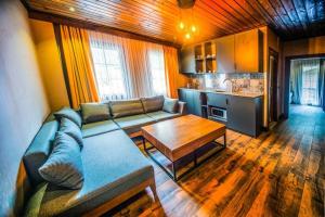 a living room with a couch and a table at Inanlar Premium Suites & Villas in Uzungöl