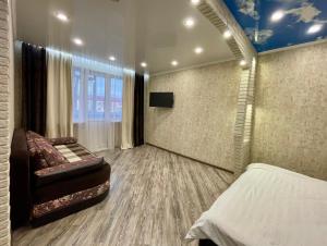 TV a/nebo společenská místnost v ubytování 1-комн. квартира целиком Интернациональная 32 с гостиничным сервисом