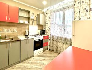 Kuchyň nebo kuchyňský kout v ubytování 1-комн. квартира целиком Интернациональная 32 с гостиничным сервисом