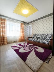 uma sala de estar com um sofá e um tapete em Home On Gagarina em Kropyvnytskyi