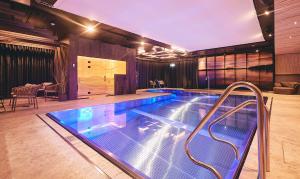 Bazén v ubytování Stord Hotel nebo v jeho okolí