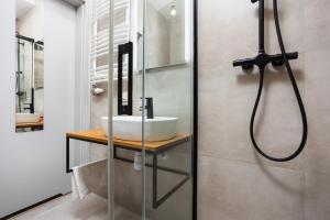 łazienka z umywalką i prysznicem w obiekcie City of the Kings-Alice Apartment w Krakowie +20 zdjęć
