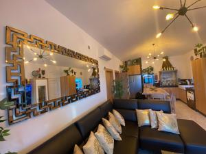 een woonkamer met een bank en een spiegel aan de muur bij Atalaya in Abades