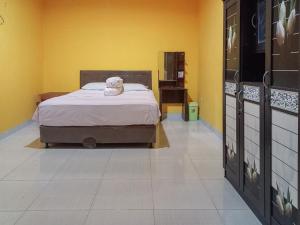 Tempat tidur dalam kamar di Julista House Mitra RedDoorz