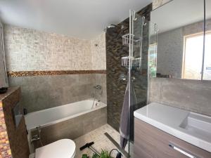 een badkamer met een bad, een toilet en een wastafel bij Atalaya in Abades +35 foto's