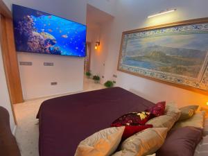 een slaapkamer met een bank en een schilderij aan de muur bij Atalaya in Abades