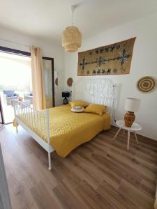 1 dormitorio con 1 cama con manta amarilla en Alghero - House with Panoramic View immersed in full nature, en Alghero 39 fotos más