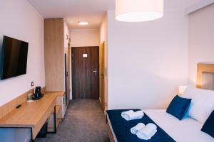 Pokój hotelowy z 2 łóżkami i biurkiem w obiekcie Jesionowa Noclegi w mieście Topólka