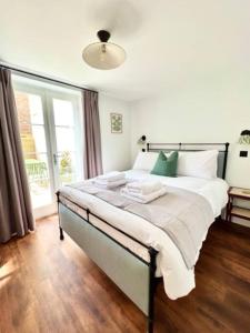 - une chambre dotée d'un grand lit avec des oreillers blancs et verts dans l'établissement Redland Suites - Apartment 1, à Bristol