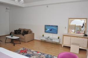 TV a/nebo společenská místnost v ubytování Hôtel Sky blue Mada