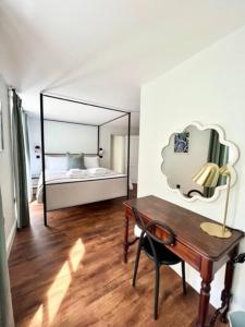 Palanda nebo palandy na pokoji v ubytování Redland Suites - Apartment 1
