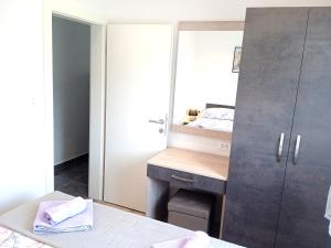 une chambre avec un lit et un miroir dans l'établissement Apartmentt Vinko Bilota, à Seget Vranjica 67 autres photos
