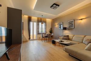 Televízia a/alebo spoločenská miestnosť v ubytovaní Sunset Bridge Apartment
