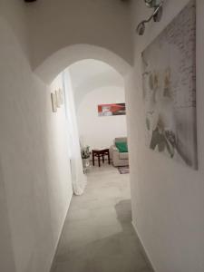 a hallway with an archway in a living room at Casa marlene in Orino