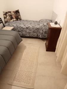 Sala de estar con cama, mesa y alfombra en Casa marlene en Orino