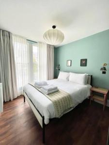 Tempat tidur dalam kamar di Redland Suites - Apartment 4