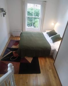 Un pat sau paturi într-o cameră la Lovely spacious 1-bedroom flat in Tufnell Park close to Central London