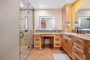 Koupelna v ubytování Spectacular condo with private golf privileges includes golf cart on Monterey Country Club !!