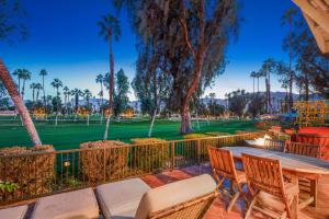 Fotografie z fotogalerie ubytování Spectacular condo with private golf privileges includes golf cart on Monterey Country Club !! v destinaci Palm Desert