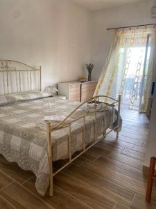 Agriturismo Azzarone في فييستي: غرفة نوم بسرير وارضية خشبية