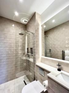 Redland Suites - Apartment 5 في بريستول: حمام مع دش ومرحاض ومغسلة