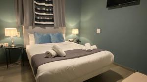 Postel nebo postele na pokoji v ubytování Sliema Marina Hotel