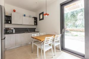Kuchyňa alebo kuchynka v ubytovaní CASA MARGOT + 25 fotografií