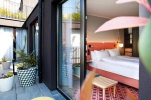 A bed or beds in a room at Hotel Indigo Vienna - Naschmarkt, an IHG Hotel