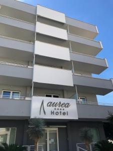 un cartello hotel di fronte a un edificio di Aurea Hotel a Tortoreto