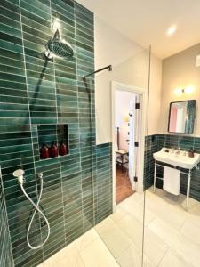 ein Bad mit einer Glasdusche und einem Waschbecken in der Unterkunft Redland Suites - Apartment 6 in Bristol