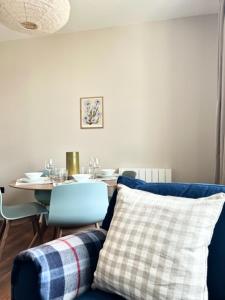 uma sala de estar com um sofá azul e uma mesa em Redland Suites - Apartment 6 em Bristol