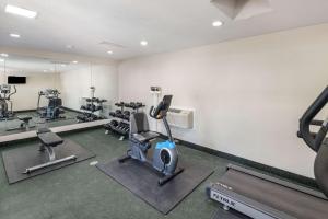 un gimnasio con cintas de correr y equipos de ejercicio en una habitación en Quality Inn, en Fort Stockton
