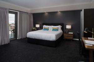 Postel nebo postele na pokoji v ubytování Esplanade Hotel Fremantle - by Rydges