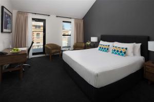 Postel nebo postele na pokoji v ubytování Esplanade Hotel Fremantle - by Rydges